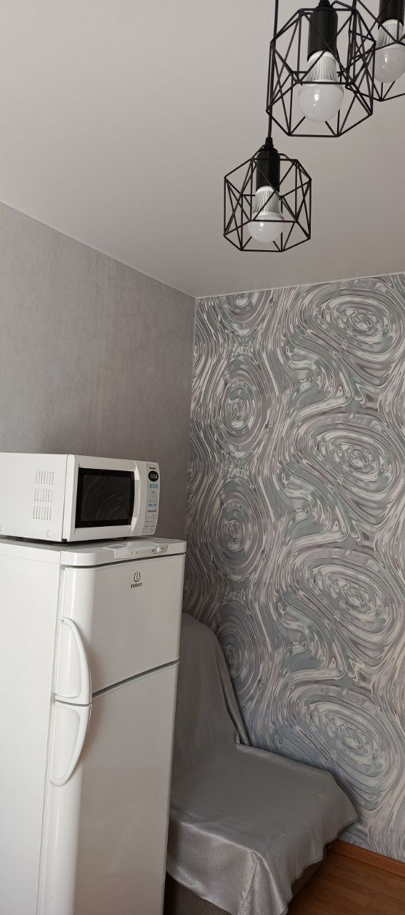 Диван у лестницы